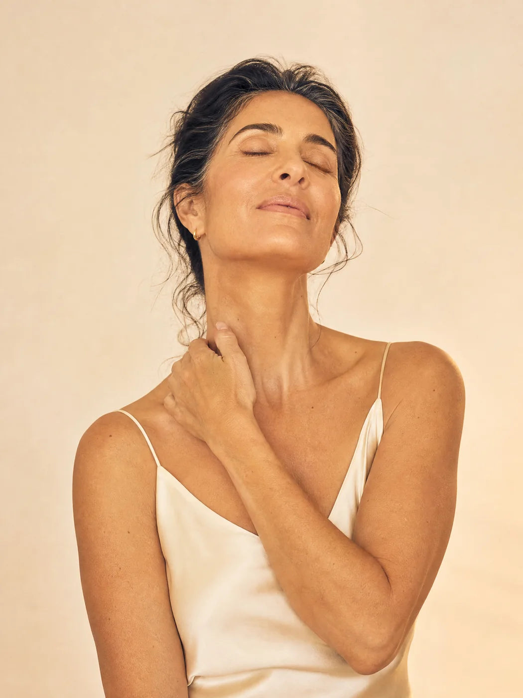 A woman wearing N°01 Désir, leaning in at the wrist